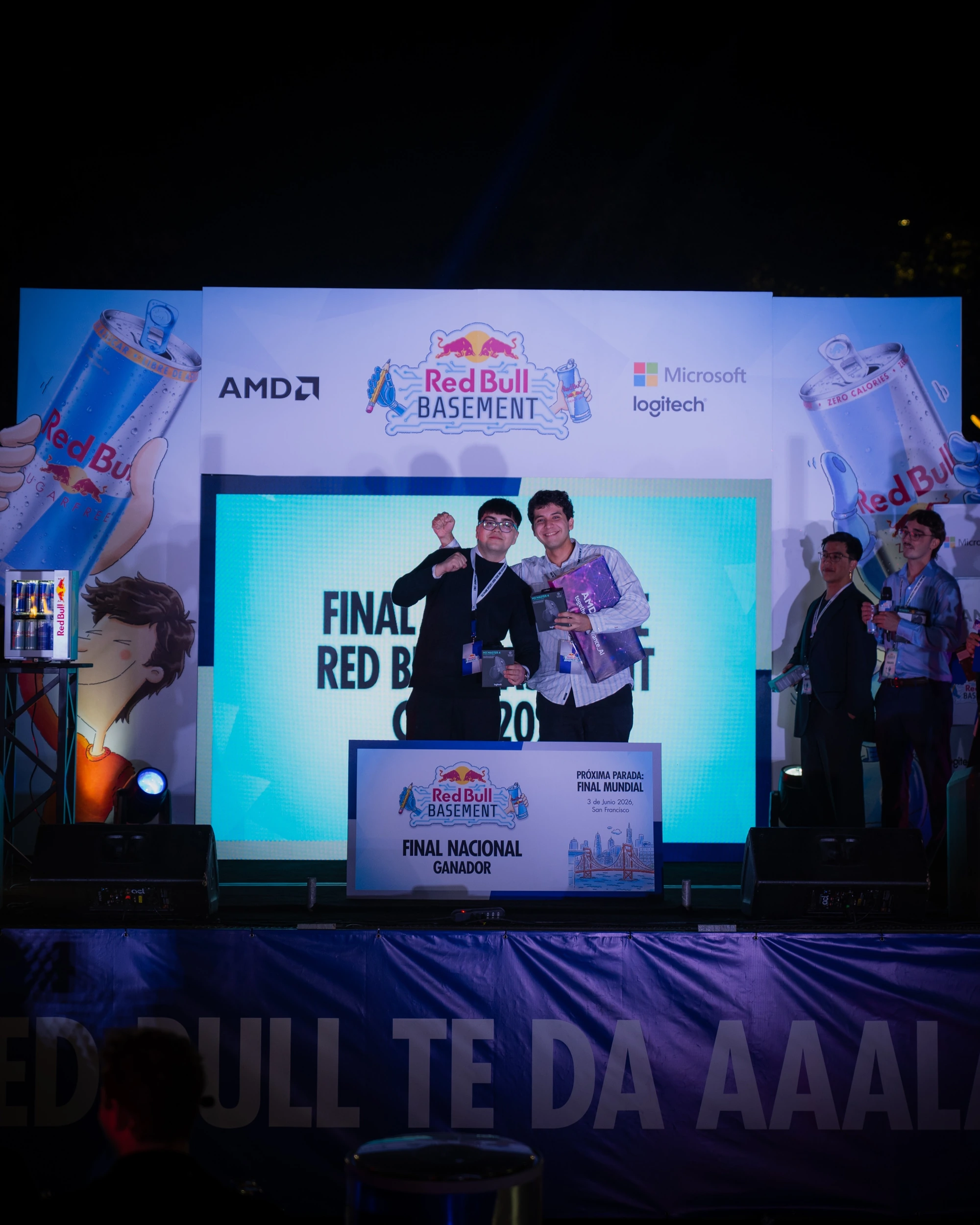 El equipo de Frank en el escenario de la final nacional de Red Bull Basement Chile, junto al cartel de ganador.