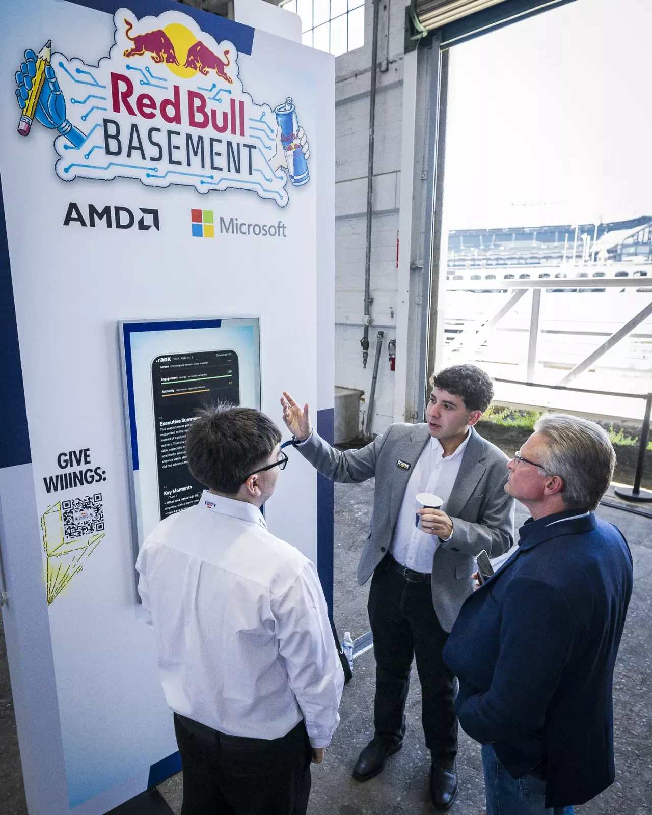 Stand de Frank en la final mundial de Red Bull Basement en San Francisco, con el informe de una sesión en pantalla.